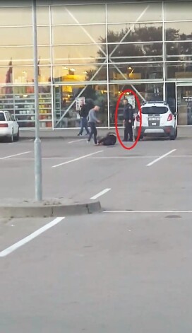 Vīrietis policijas formastērpā nevis izšķīra konfliktu, pēc sitiena aizturēja sitēju vai sniedza tūlītēju palīdzību nokautētajam, bet gan iesēdās policijas automašīnā.