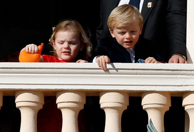 Princese Gabriela un princis Žaks uz pils balkona rotaļājās ar balonu un bruņinieka figūriņu.