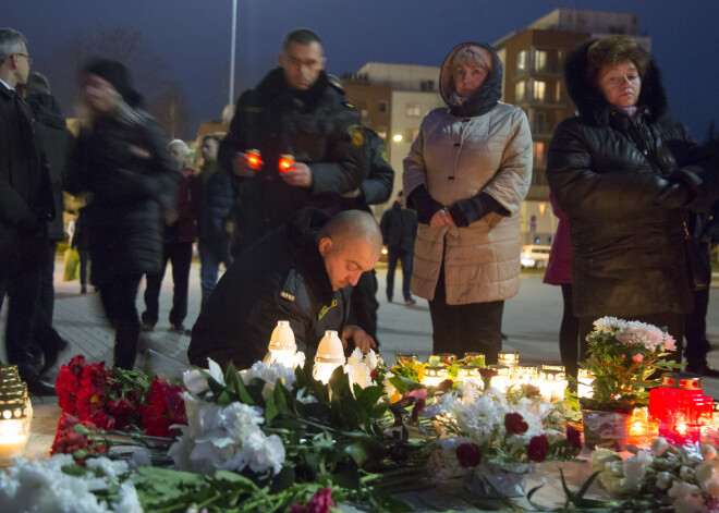 FOTO: Cilvēki piemin Zolitūdes traģēdijā bojāgājušos