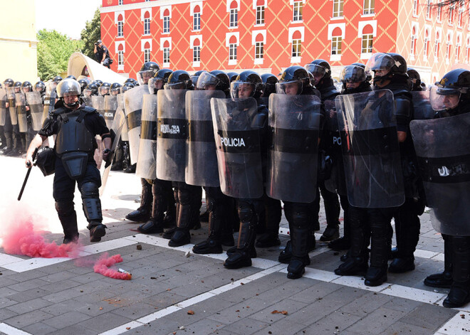 Albānijā simtiem protestētāju iesaistījušies sadursmēs ar policiju