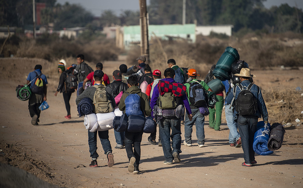 Tramps draud slēgt ASV un Meksikas robežu, lai apturētu imigrantu karavānu