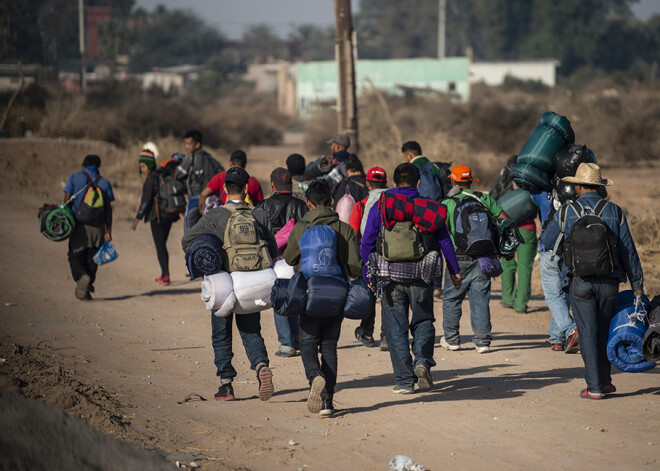 Tramps draud slēgt ASV un Meksikas robežu, lai apturētu imigrantu karavānu