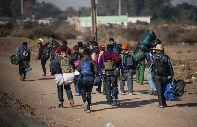 ASV robežas virzienā dodas liela grupa migrantu no Centrālamerikas.