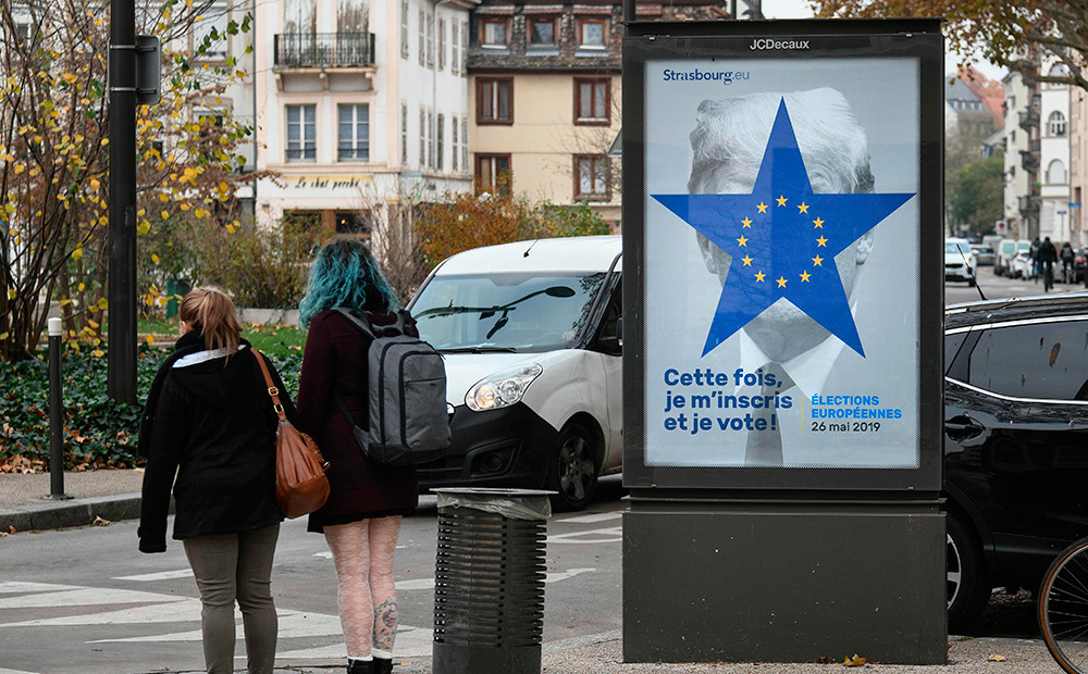 Priekšvēlēšanu plakātos Francijā attēlots Tramps