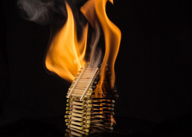 Dzēšot ugunsgrēku dzīvojamā mājā, cietis ugunsdzēsējs