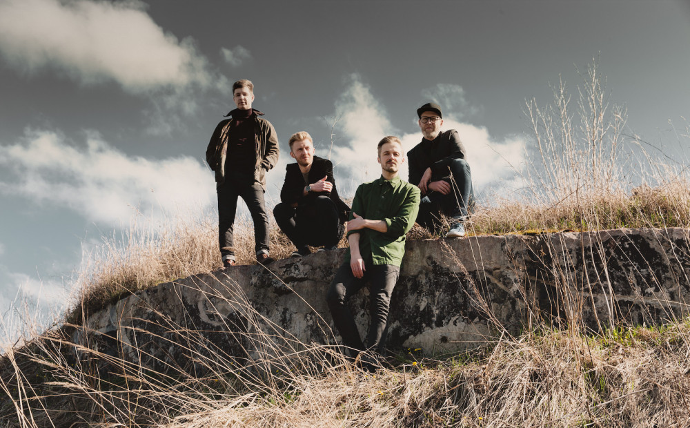 Latviešu iemīļotā igauņu grupa „Ewert and The Two Dragons“ izdod jaunu albumu un pošas uz Rīgu