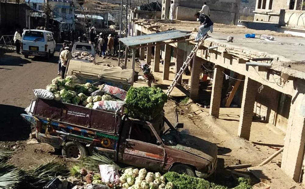 Dārzeņu kastē paslēpta spridzekļa eksplozijā Pakistānā 31 bojāgājušais