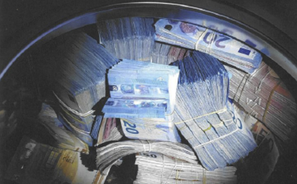 Vīrieti arestē par naudas atmazgāšanu, atrodot naudu... veļasmašīnā