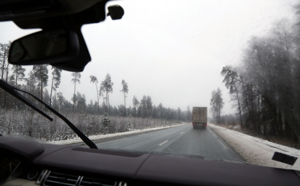 Uz Igaunijas autoceļiem no pirmdienas stājas spēkā ātruma ierobežojums 90 kilometri stundā