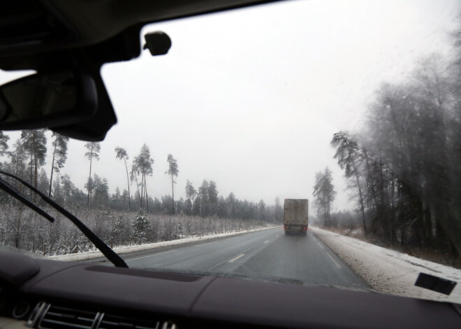 Uz Igaunijas autoceļiem no pirmdienas stājas spēkā ātruma ierobežojums 90 kilometri stundā