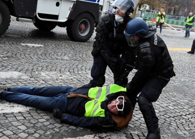 Masu nekārtības Parīzē: policija pret protestētājiem liek lietā asaru gāzi