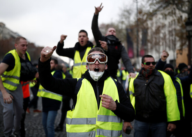 Francijas policija sestdien lika lietā asaru gāzi un ūdens lielgabalu, lai izkliedētu protestētājus, kas Elizejas laukos centās izlauzties cauri policijas kordonam.