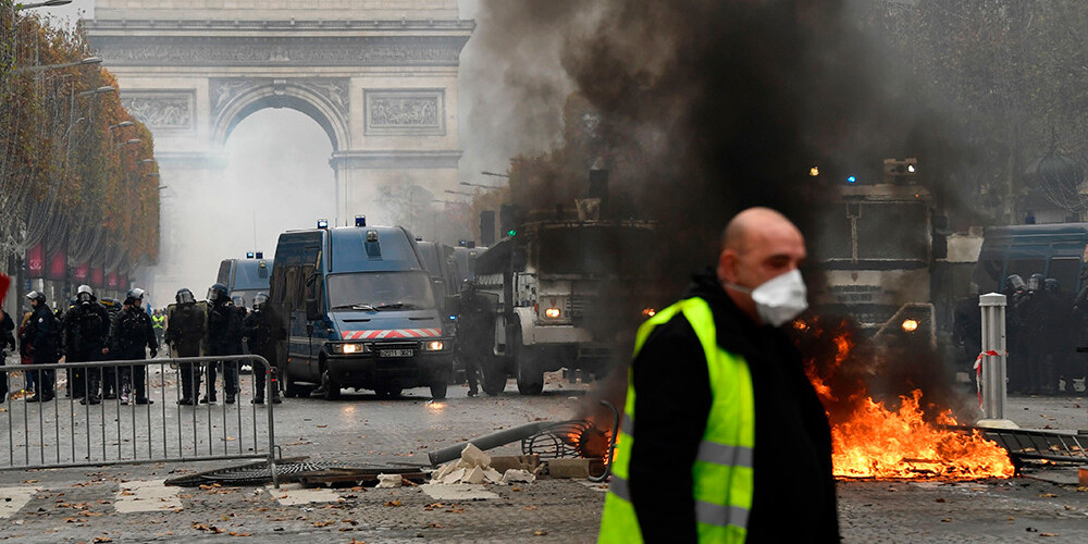 Francijā "dzelteno vestu" protestos piedalījies 81 000 demonstrantu