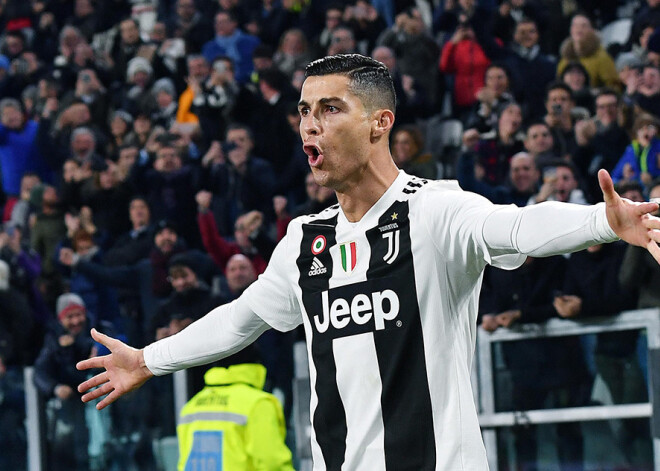 Ronaldu "Juventus" uzvarā gūst savus 9. vārtus un A sērijas vārtu guvēju sarakstā panāk Pjateku