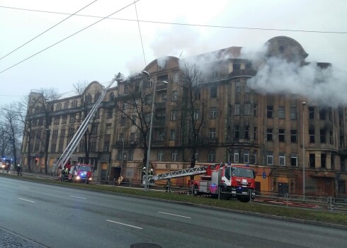 Vienā no lielākajiem Rīgas graustu kompleksiem Raņķa dambī turpinās ugunsgrēka dzēšana; satiksme būs slēgta arī pirmdien