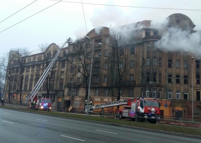 С ночи продолжается тушение пожара в одном из крупнейших заброшенных зданий Риги