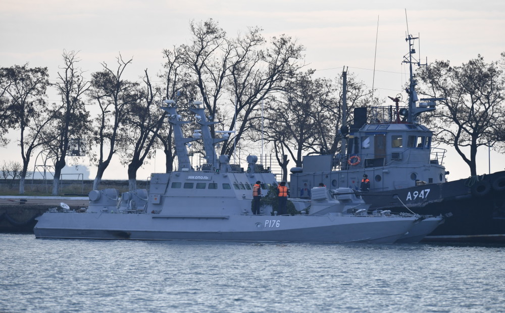 Ukrainas amatpersona: Krievijas sagrābtie kuģi atrodas Kerčā, trīs ievainotie Ukrainas jūrnieki nogādāti Maskavā