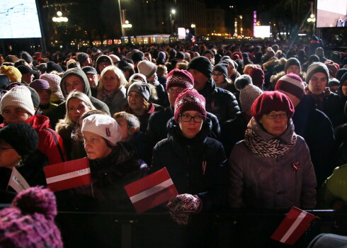 Cilvēki koncertuzveduma "18.11" laikā Latvijas valsts Republikas proklamēšanas 100.gadadienā pie Brīvības pieminekļa.