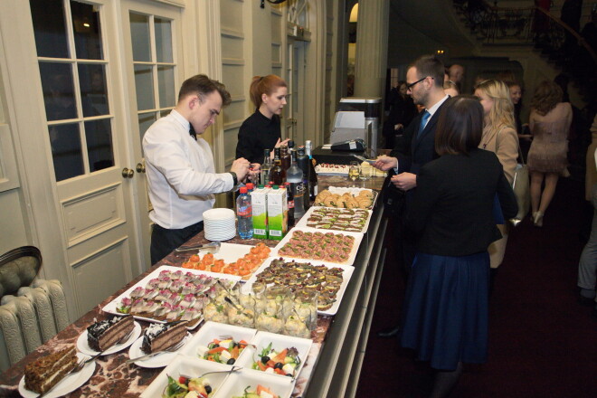 Sūdzēties par piedāvājumu nebija pamata. Tortes, kūkas, salāti, dažādas kanapē maizītes visādām gaumēm. Vieni sprieda, ka šādi vismaz teātris mazāk tiks piecūkots ar ēdienu.