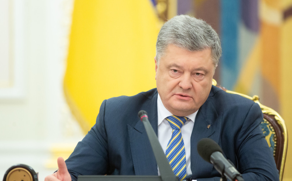 Porošenko paraksta rīkojumu par karastāvokļa noteikšanu Ukrainā (papildināts)