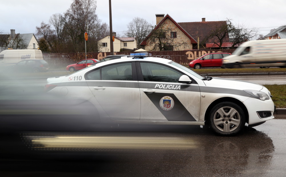 Policija Purvciemā notikuma vietā aiztur autozagli
