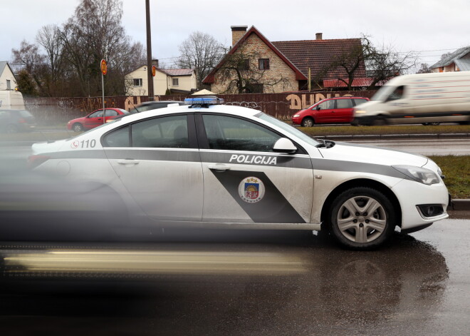 Policija Purvciemā notikuma vietā aiztur autozagli