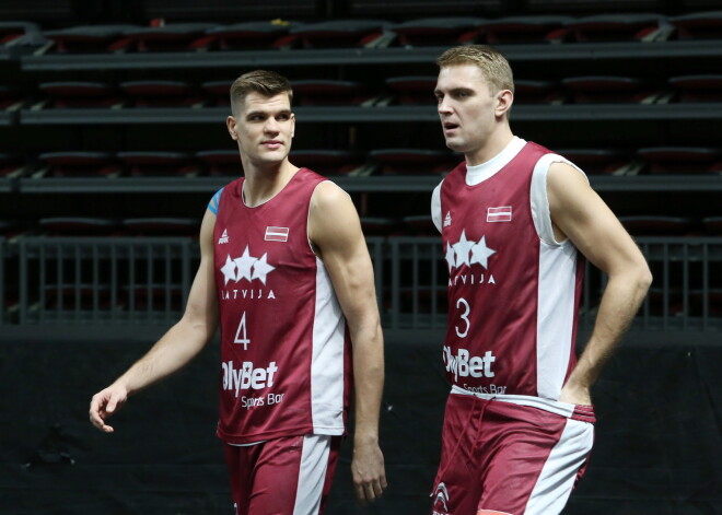 Latvijas vīriešu basketbola valstsvienības kandidāti Ojārs Siliņš (nr.4, sarkans) un Rolands Freimanis (nr.3, sarkans) atklātā treniņa laikā pirms FIBA Pasaules kausa kvalifikācijas spēlēm.