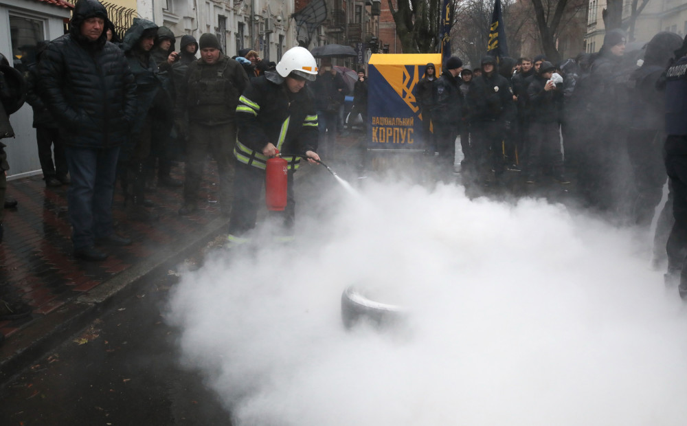 VIDEO: pie Krievijas diplomātiskajām misijām Ukrainā izcēlušies vardarbīgi protesti