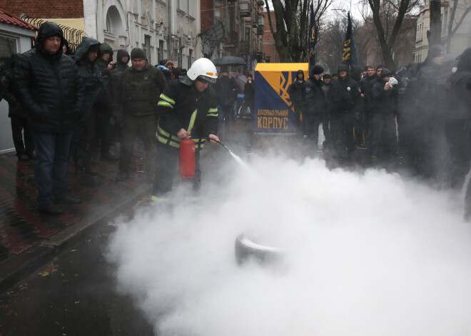 VIDEO: pie Krievijas diplomātiskajām misijām Ukrainā izcēlušies vardarbīgi protesti