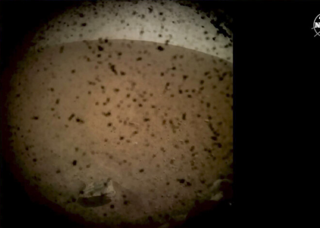 NASA zonde "InSight" nolaidusies uz Marsa; pārraidīts pirmais attēls