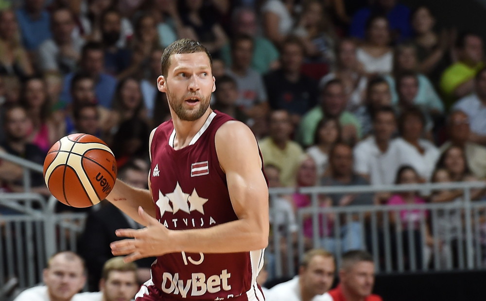Jānis Strēlnieks un Kitija Laksa tiek atzīti par Latvijas gada basketbolistiem
