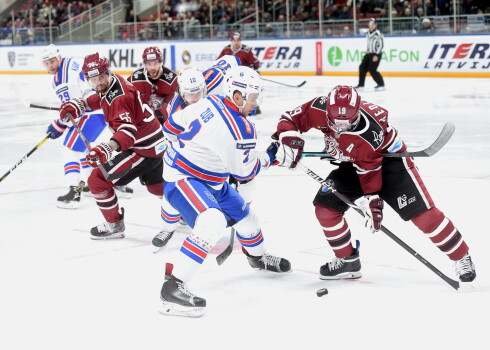 Rīgas "Dinamo" KHL mačā Šveicē piedzīvo zaudējumu SKA vienībai