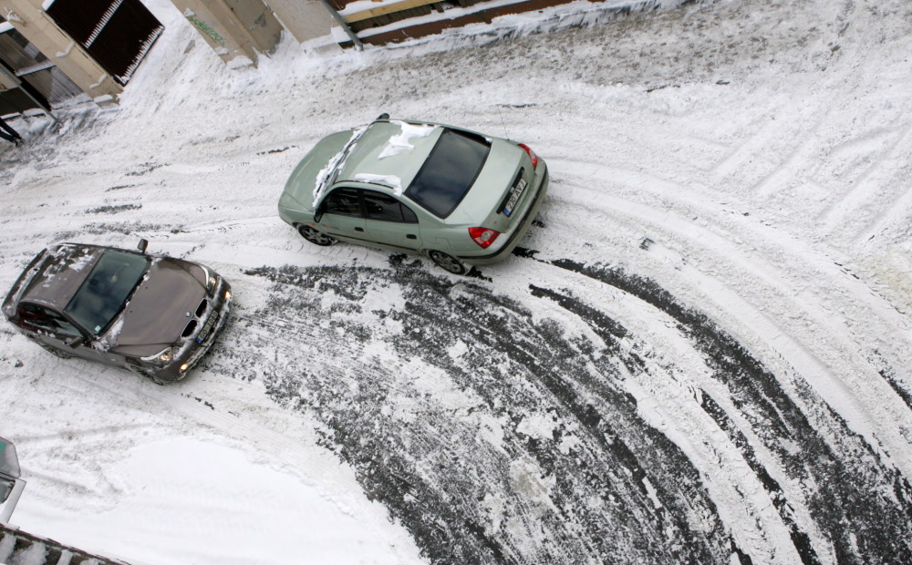 Šorīt sniegs un apledojums liek autovadītājiem būt īpaši uzmanīgiem