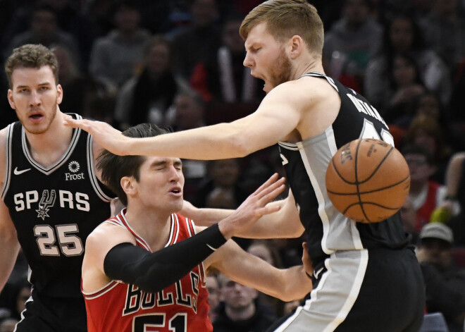 Bertānam un "Spurs" smaga uzvara pār vienu no NBA pastarītēm