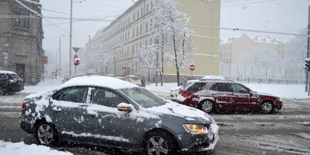 Policija brīdina: no 1. decembra bez ziemas riepām braucošie autovadītāji tiks nekavējoties sodīti