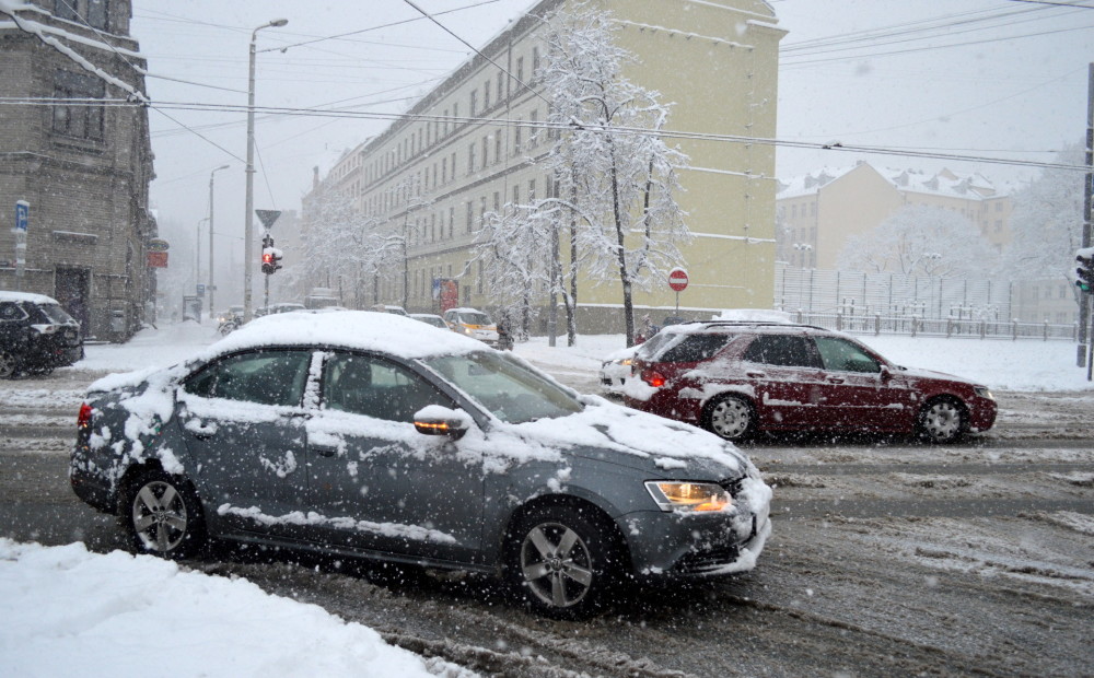 Policija brīdina: no 1. decembra bez ziemas riepām braucošie autovadītāji tiks nekavējoties sodīti