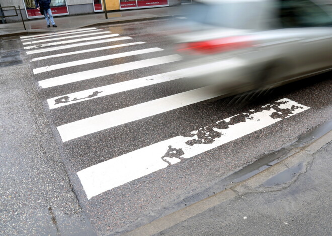 Uz gājēju pārejas Ozolniekos notriekta astoņgadīga velosipēdiste