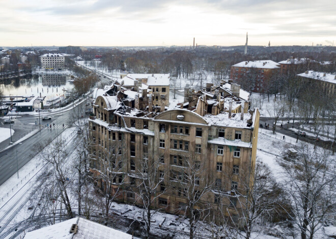 FOTO: tik skumjš skats šobrīd paveras uz degušo jūgendstila māju Pārdaugavā