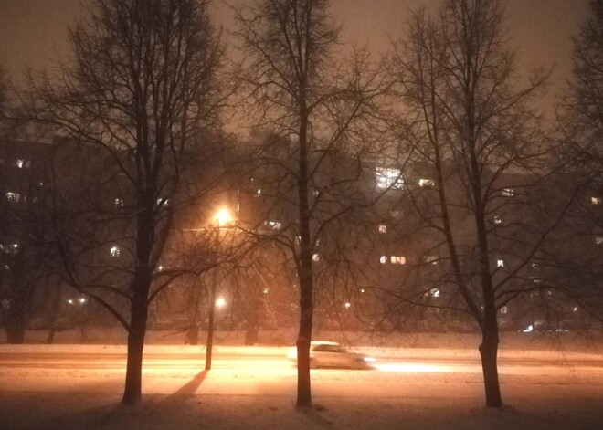 Vēlā otrdienas vakarā pār piesnigušo Rīgu nodārd pērkons un zibens - novembra beigās!