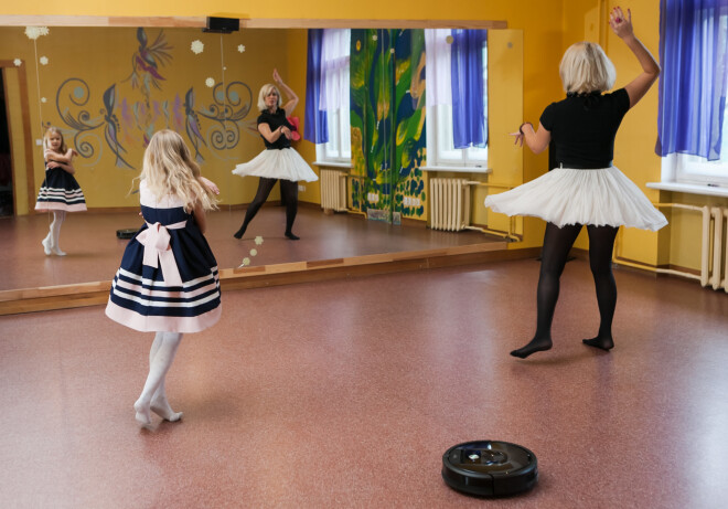 “Par iRobot varu teikt tikai labu. Gudra, izdarīga un produktīva ierīce,” par robotizētā putekļsūcēja spējām pārliecinājusies dziedātāja.