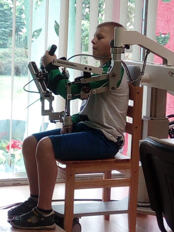 Рудольфу очень хочется быть таким, как все мальчишки – бегать, прыгать, играть в хоккей. Но в подвижные игры его не принимают, у него пока не получается быть, как все.