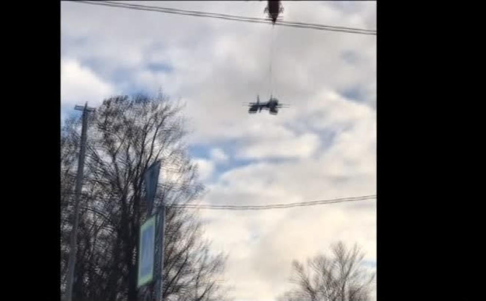 Sanktpēterburgas iedzīvotāji debesīs steidz filmēt nezināmu lidojošu objektu