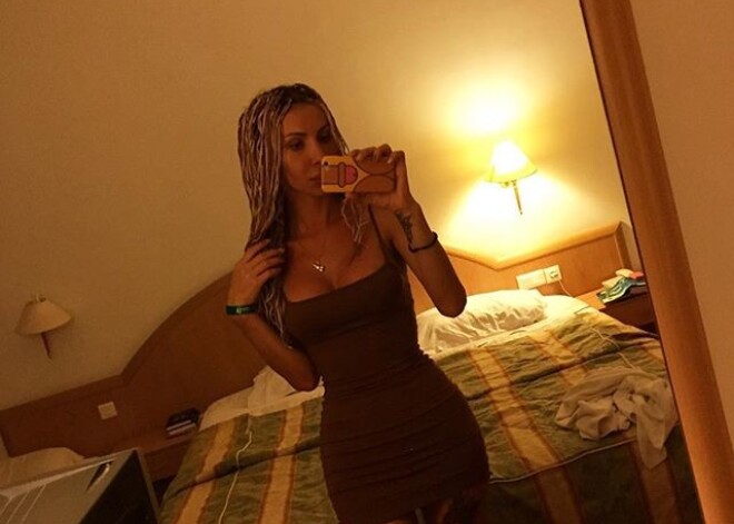 Киінетін бөлмедегі порно жігіттер Төменнен эротикалық порно