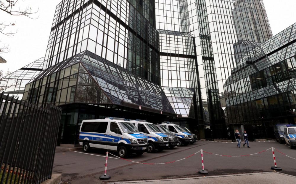 Aizdomās par 311 miljonu eiro atmazgāšanu Vācijas bankā 