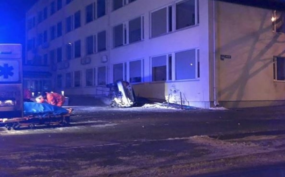 FOTO: automašīna ietriekusies Jūrmalas domes ēkā