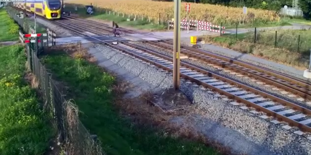 Mata tiesu no nāves - neuzmanīgs riteņbraucējs pēdējā brīdī paglābjas no vilciena