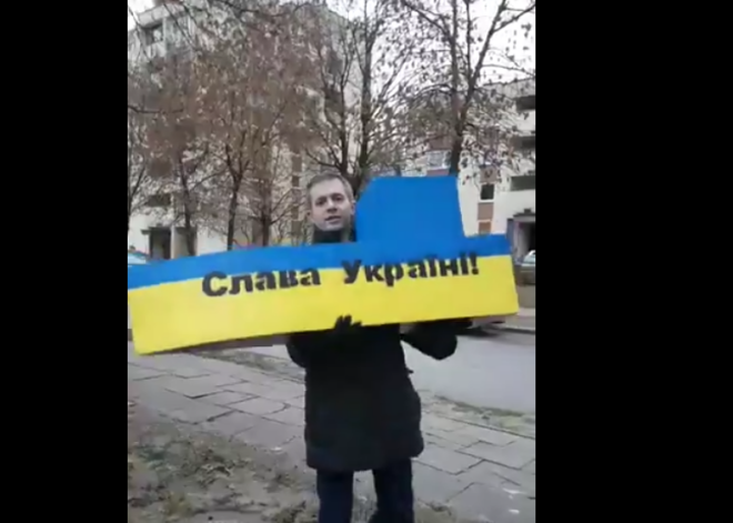 Pie Krievijas vēstniecības Lietuvā peld kuģa makets Ukrainas karoga krāsās