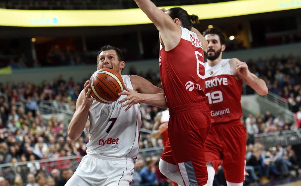 Turcijas basketbolisti Latvijas grupas līderu mačā galotnē pieveic Spāniju