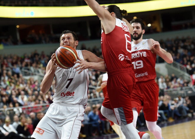 Turcijas basketbolisti Latvijas grupas līderu mačā galotnē pieveic Spāniju; Eiropas čempioni slovēņi zaudē izredzes iekļūt PK