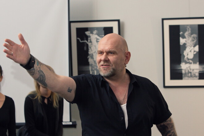 Grupas "Jānis Bukums" trešā albuma stāsts ir par hipotētisko klaidoni, kas izgājis cauri debesīm un elli, pārdzīvojis visu un atgriezies - neuzvarēts.